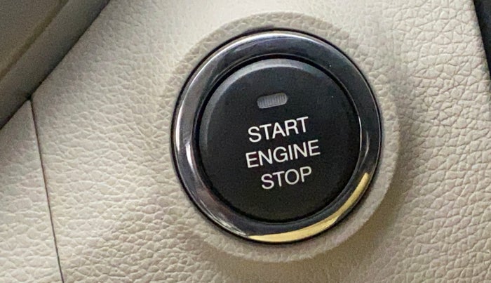 2020 Mahindra XUV300 W8 1.2 PETROL, Petrol, Manual, 30,717 km, Keyless Start/ Stop Button