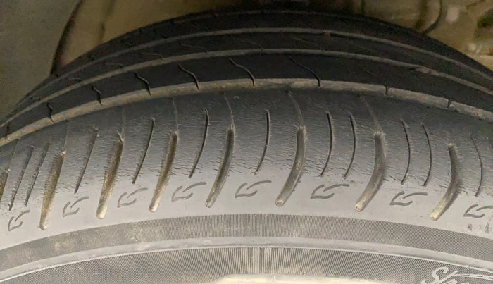 2020 Mahindra XUV300 W8 1.2 PETROL, Petrol, Manual, 30,717 km, Right Front Tyre Tread
