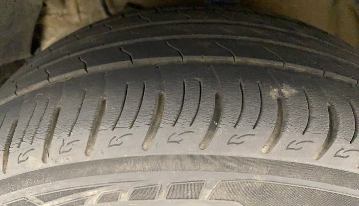 2020 Mahindra XUV300 W8 1.2 PETROL, Petrol, Manual, 30,717 km, Left Front Tyre Tread
