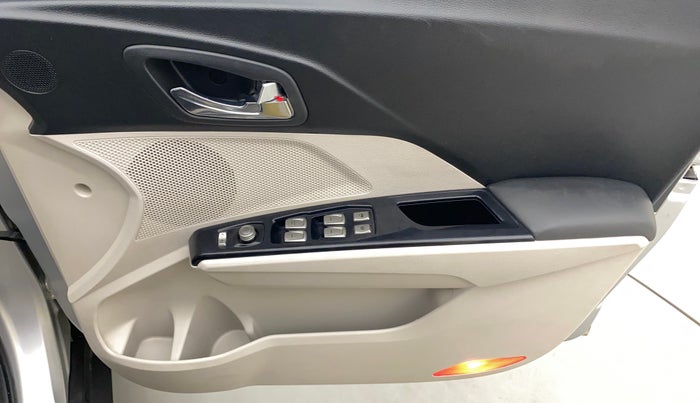 2020 Mahindra XUV300 W8 1.2 PETROL, Petrol, Manual, 30,717 km, Driver Side Door Panels Control