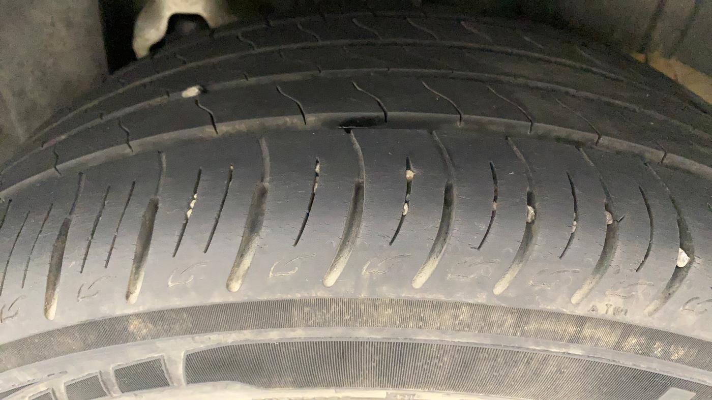 2020 Mahindra XUV300 W8 1.2 PETROL, Petrol, Manual, 30,717 km, Left Rear Tyre Tread