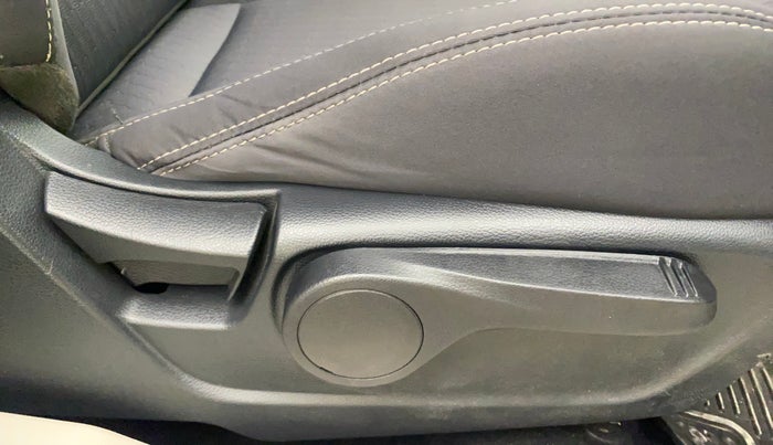 2020 Mahindra XUV300 W8 1.2 PETROL, Petrol, Manual, 30,717 km, Driver Side Adjustment Panel