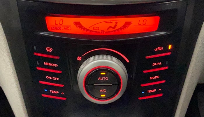 2020 Mahindra XUV300 W8 1.2 PETROL, Petrol, Manual, 30,717 km, Automatic Climate Control