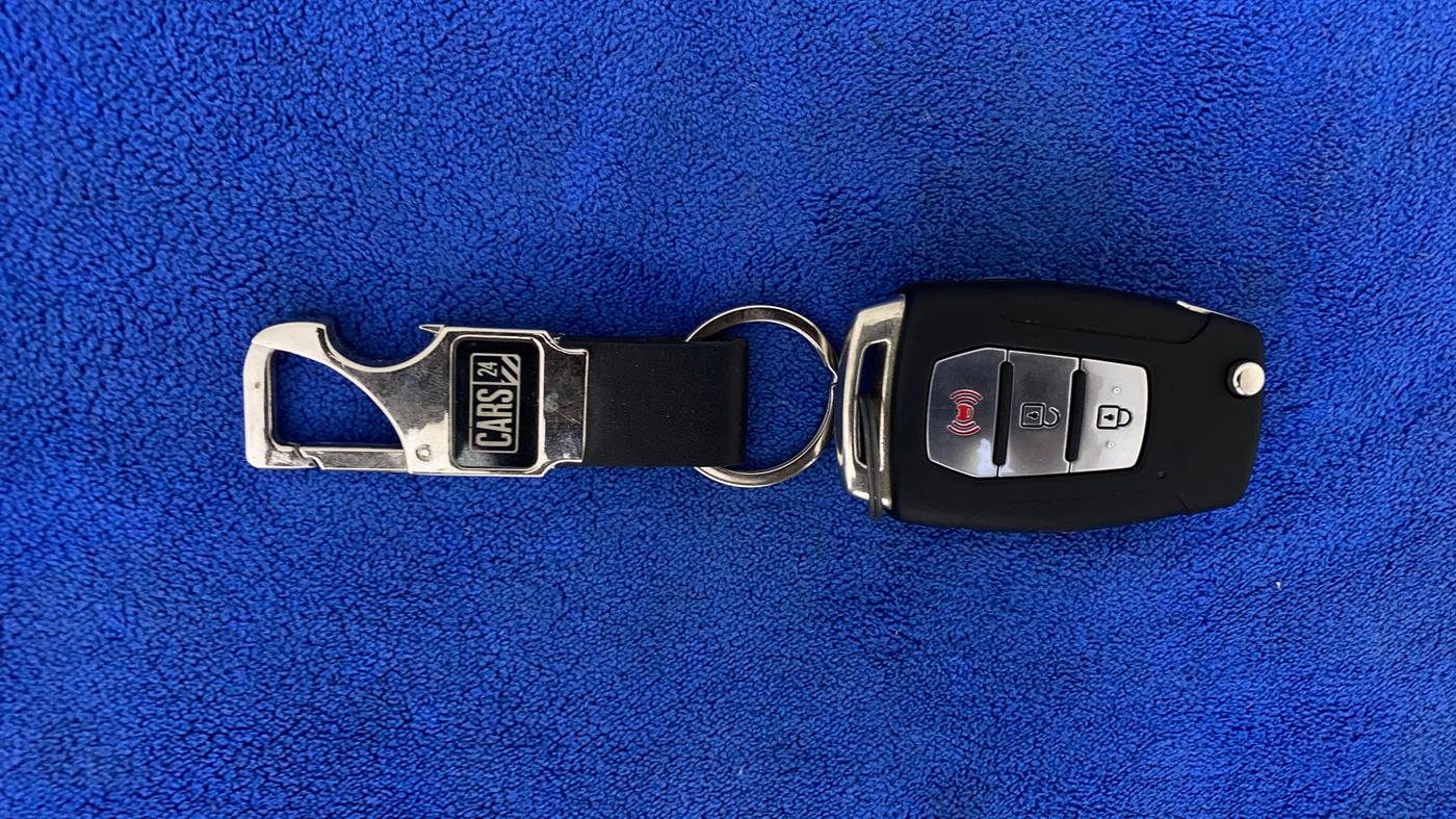 2020 Mahindra XUV300 W8 1.2 PETROL, Petrol, Manual, 30,717 km, Key Close Up
