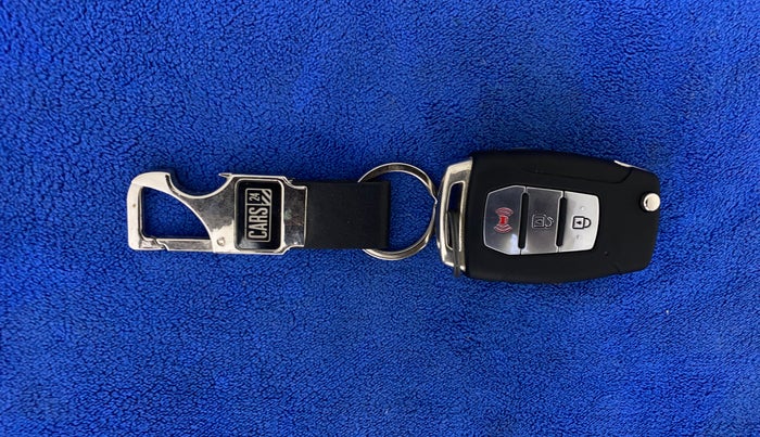 2020 Mahindra XUV300 W8 1.2 PETROL, Petrol, Manual, 30,717 km, Key Close Up