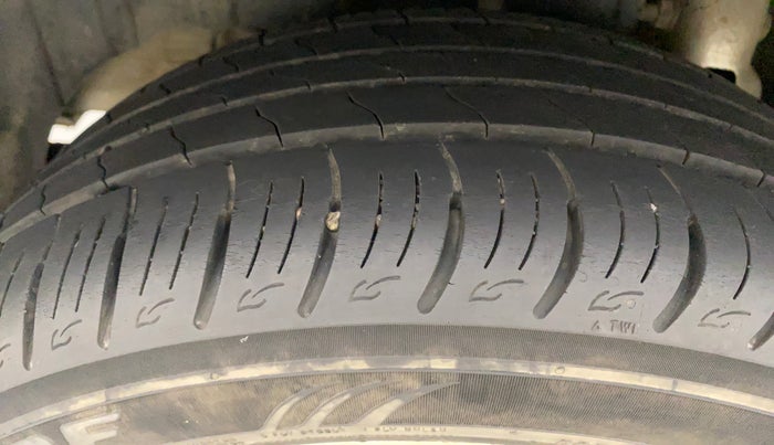 2020 Mahindra XUV300 W8 1.2 PETROL, Petrol, Manual, 30,717 km, Right Rear Tyre Tread