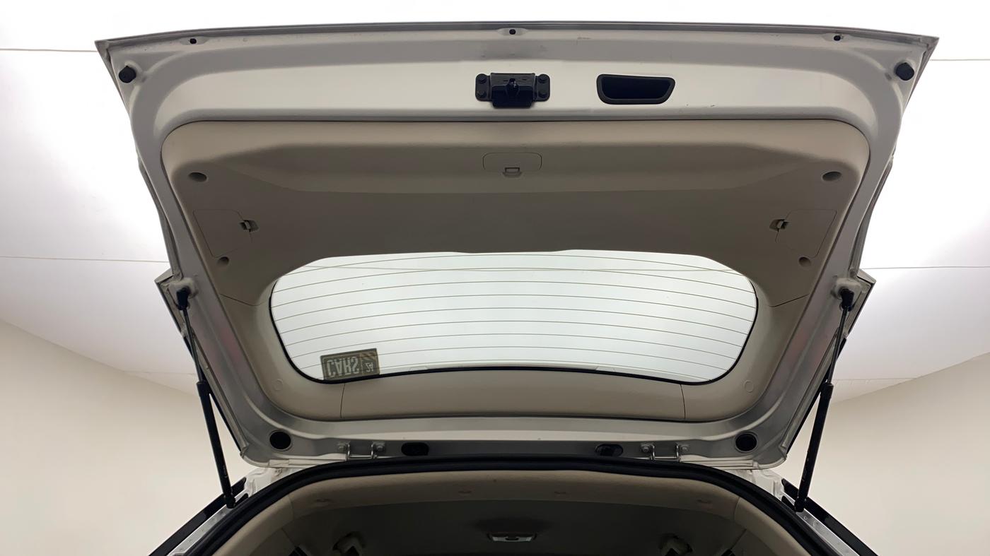 2020 Mahindra XUV300 W8 1.2 PETROL, Petrol, Manual, 30,717 km, Boot Door Open