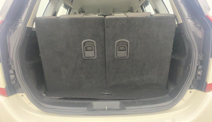 2021 Mahindra XUV500 W5, Diesel, Manual, 70,648 km, Boot Inside