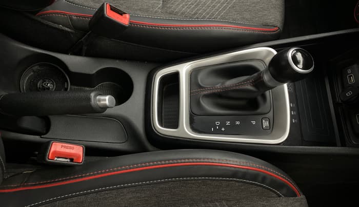 2022 Hyundai VENUE SX PLUS 1.0 TURBO DCT DUAL TONE, Petrol, Automatic, 24,238 km, Gear Lever