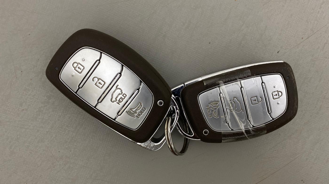 2022 Hyundai VENUE SX PLUS 1.0 TURBO DCT DUAL TONE, Petrol, Automatic, 24,238 km, Key Close Up