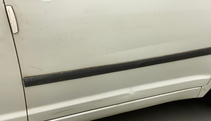 2011 Maruti Swift LXI, Petrol, Manual, 66,916 km, Driver-side door - Minor scratches