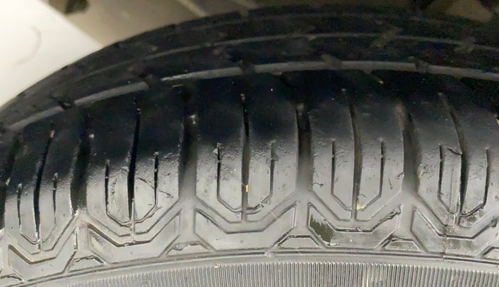 2011 Maruti Swift LXI, Petrol, Manual, 66,916 km, Right Rear Tyre Tread