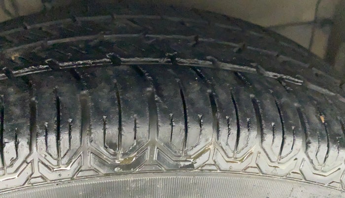 2011 Maruti Swift LXI, Petrol, Manual, 66,916 km, Right Front Tyre Tread