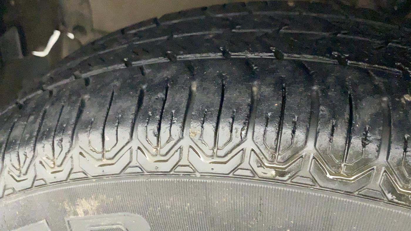 2011 Maruti Swift LXI, Petrol, Manual, 66,916 km, Left Front Tyre Tread