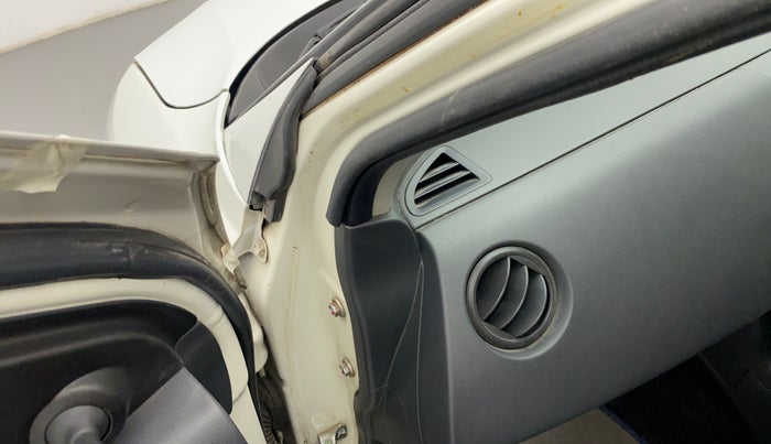 2011 Maruti Swift LXI, Petrol, Manual, 66,916 km, Left A pillar - Slight discoloration