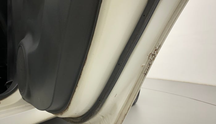 2011 Maruti Swift LXI, Petrol, Manual, 66,916 km, Right rear door - Slightly rusted