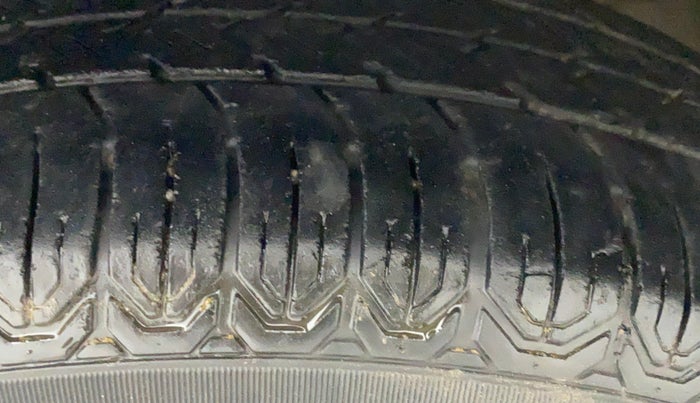 2011 Maruti Swift LXI, Petrol, Manual, 66,916 km, Left Rear Tyre Tread