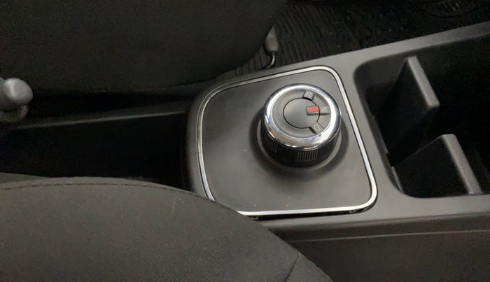 2021 Renault Kwid RXT 1.0 AMT (O), Petrol, Automatic, 12,984 km, Gear Lever