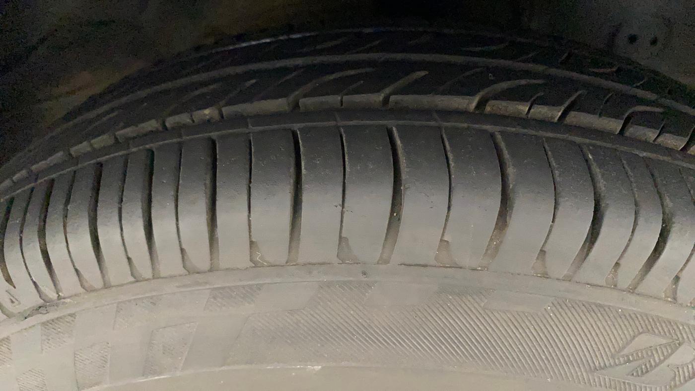 2013 Hyundai Eon ERA +, Petrol, Manual, 52,123 km, Right Front Tyre Tread