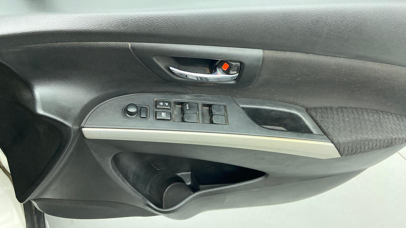 2015 Maruti S Cross ZETA 1.3, Diesel, Manual, 1,52,026 km, Driver Side Door Panels Control