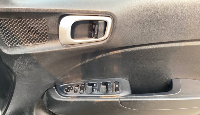 2020 Hyundai VENUE SX 1.5 CRDI, Diesel, Manual, 45,316 km, Driver Side Door Panels Control