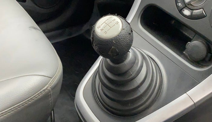 2013 Maruti Ritz VXI, Petrol, Manual, 54,850 km, Gear lever - Knob cover torn