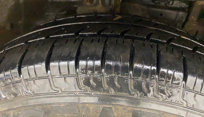 2015 Maruti Swift Dzire VXI, Petrol, Manual, 96,189 km, Right Front Tyre Tread