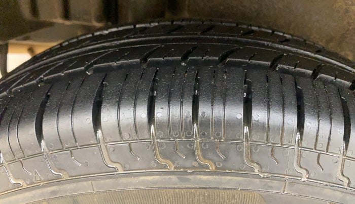 2015 Maruti Swift Dzire VXI, Petrol, Manual, 96,189 km, Right Rear Tyre Tread