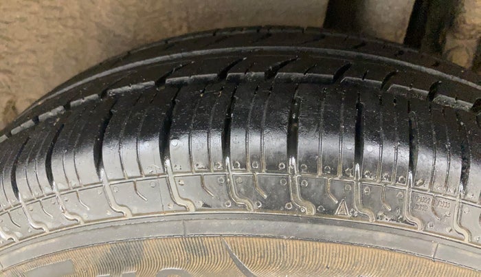 2015 Maruti Swift Dzire VXI, Petrol, Manual, 96,189 km, Left Rear Tyre Tread