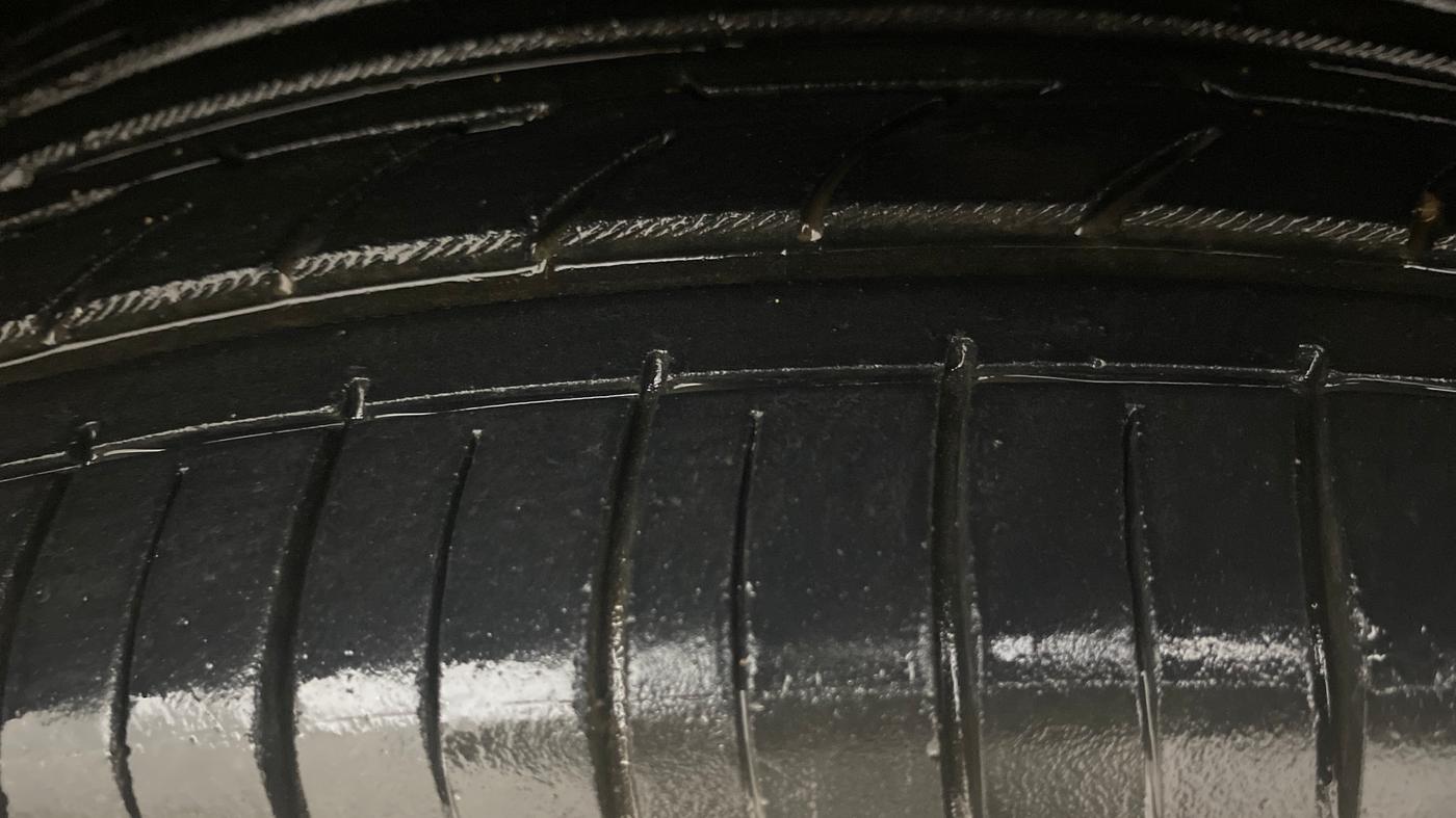 2021 Skoda KUSHAQ AMBITION 1.0L TSI AT, Petrol, Automatic, 76,745 km, Right Front Tyre Tread