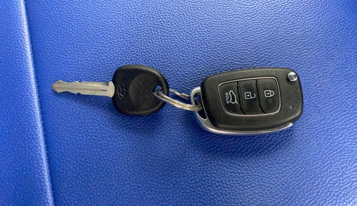 2021 Hyundai VENUE S 1.2, Petrol, Manual, 46,464 km, Key Close Up