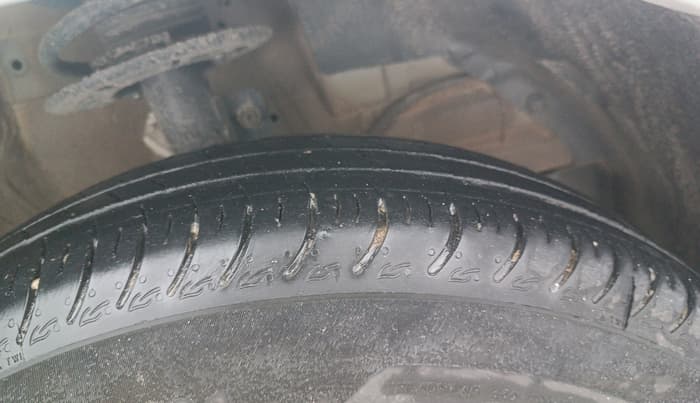 2024 Maruti Swift VXi AMT, Petrol, Automatic, 68,450 km, Right Front Tyre Tread