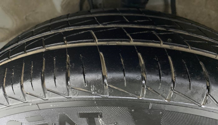 2021 Maruti Alto LXI, Petrol, Manual, 27,490 km, Left Front Tyre Tread