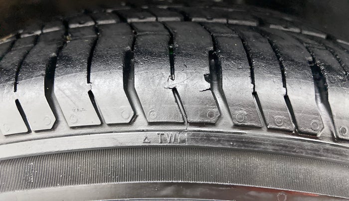 2015 Maruti Baleno SIGMA 1.2 K12, Petrol, Manual, 1,07,227 km, Right Front Tyre Tread