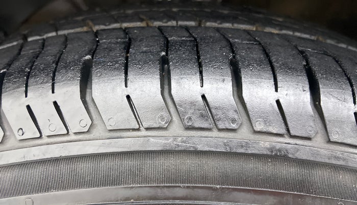 2015 Maruti Baleno SIGMA 1.2 K12, Petrol, Manual, 1,07,227 km, Left Front Tyre Tread