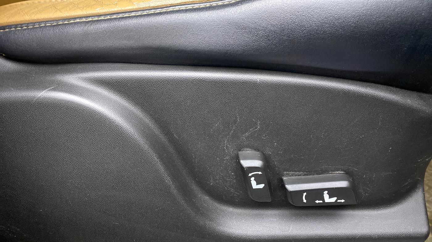 2018 Mahindra XUV500 W11 FWD, Diesel, Manual, 65,340 km, Driver Side Adjustment Panel