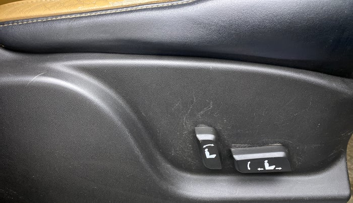 2018 Mahindra XUV500 W11 FWD, Diesel, Manual, 65,340 km, Driver Side Adjustment Panel