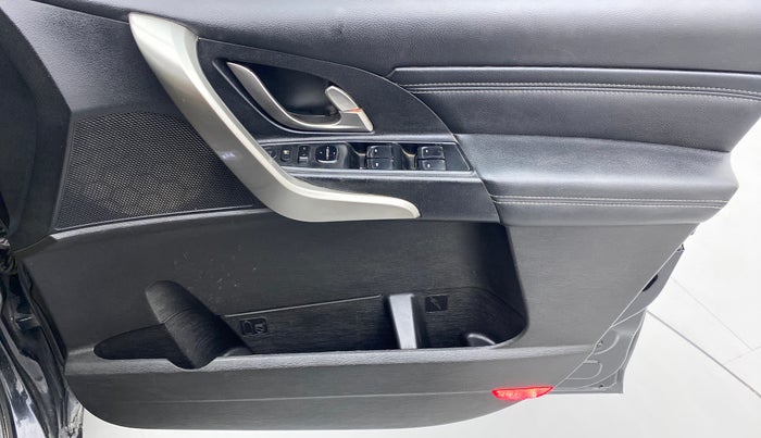 2018 Mahindra XUV500 W11 FWD, Diesel, Manual, 65,340 km, Driver Side Door Panels Control