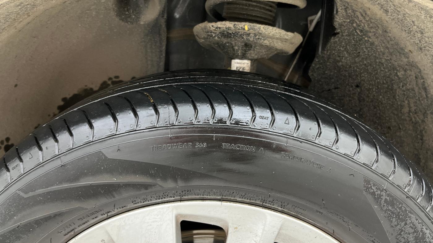 2025 Skoda Kylaq Signature Plus AT, Petrol, Automatic, 2,203 km, Left Front Tyre Tread