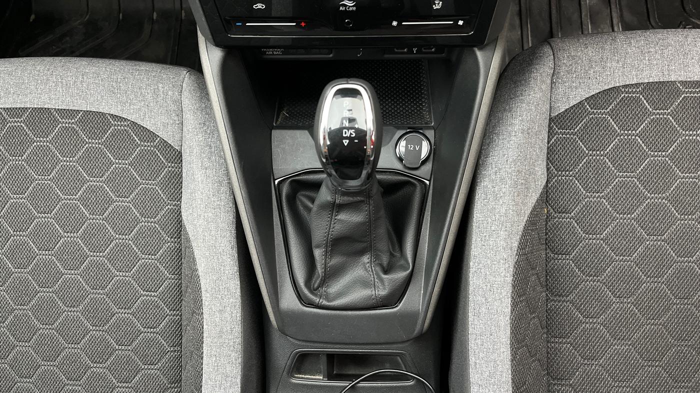 2025 Skoda Kylaq Signature Plus AT, Petrol, Automatic, 2,203 km, Gear Lever