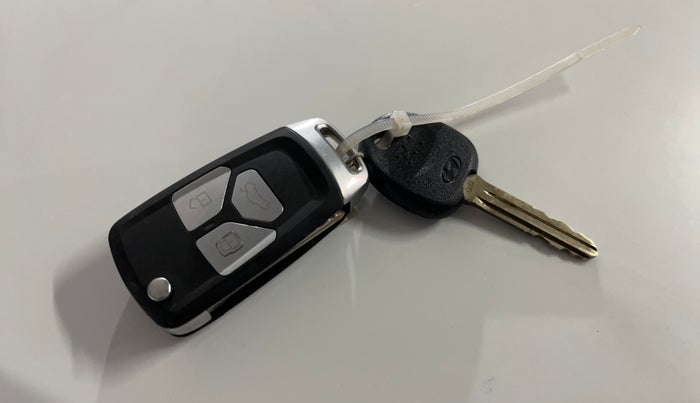 2021 Hyundai VENUE S 1.2, Petrol, Manual, 17,438 km, Key Close Up