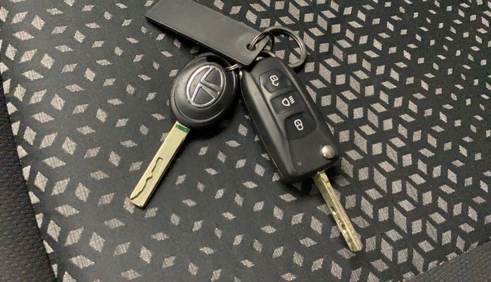 2019 Tata NEXON XM PETROL, Petrol, Manual, 26,518 km, Key Close Up