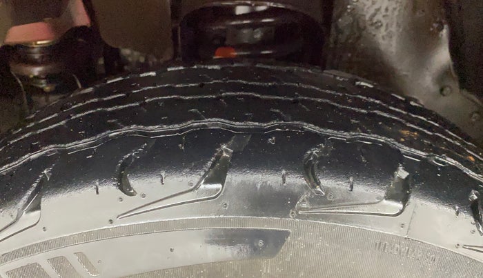 2016 Mahindra TUV300 T8, Diesel, Manual, 27,323 km, Left Front Tyre Tread
