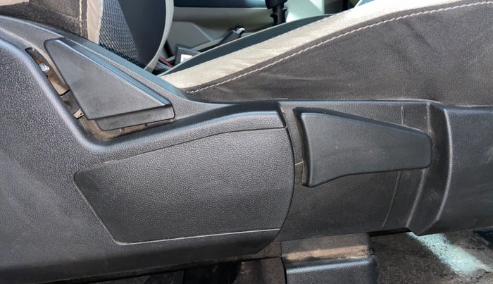 2022 Renault TRIBER RXZ, Petrol, Manual, 30,003 km, Driver Side Adjustment Panel