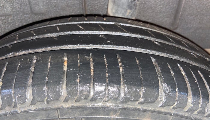 2022 Renault TRIBER RXZ, Petrol, Manual, 30,003 km, Left Rear Tyre Tread