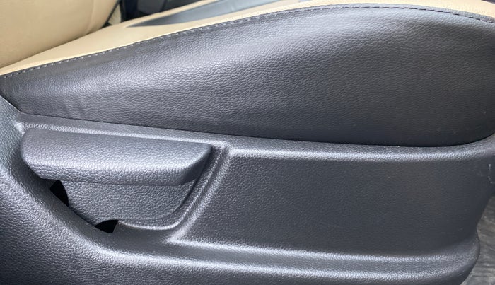 2017 Hyundai Eon MAGNA PLUS, Petrol, Manual, 34,107 km, Driver Side Adjustment Panel
