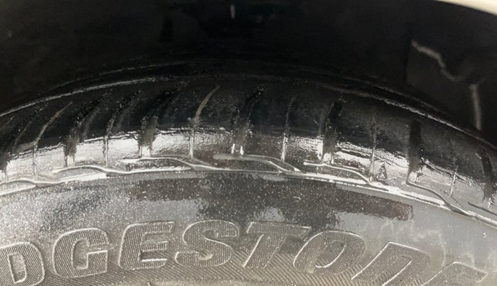 2014 Hyundai Xcent SX 1.2 (O), Petrol, Manual, 1,02,924 km, Right Front Tyre Tread