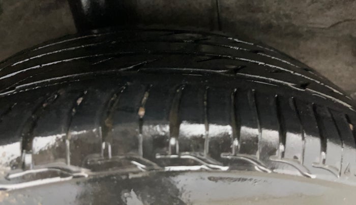 2014 Hyundai Xcent SX 1.2 (O), Petrol, Manual, 1,02,924 km, Right Rear Tyre Tread