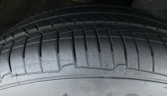 2017 Mahindra Kuv100 K8 D 6 STR, Diesel, Manual, 57,562 km, Right Front Tyre Tread