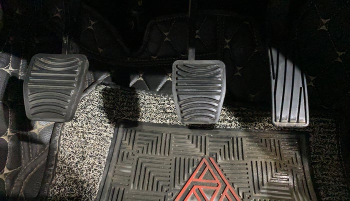 2022 Mahindra XUV300 W8 1.2 PETROL, Petrol, Manual, 41,249 km, Pedals